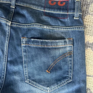 Dondup  - Ett par dondup george i storlek 32. Prima skick. Köpta utomlands i Italien. Nypris €279 motsvarar 3100. Mitt pris 649.