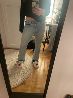 Ljusblå raka jeans - Säljer ett par jeans från märket STR (stradivarius) som är lite baggy i fiten och som man kan bära som både low waist och mid waist. Jag älskar dem och tycker dem är jätte fina men jag använder de inte längre och säljer därför. Kontakta för fler bilder, mått mm💕