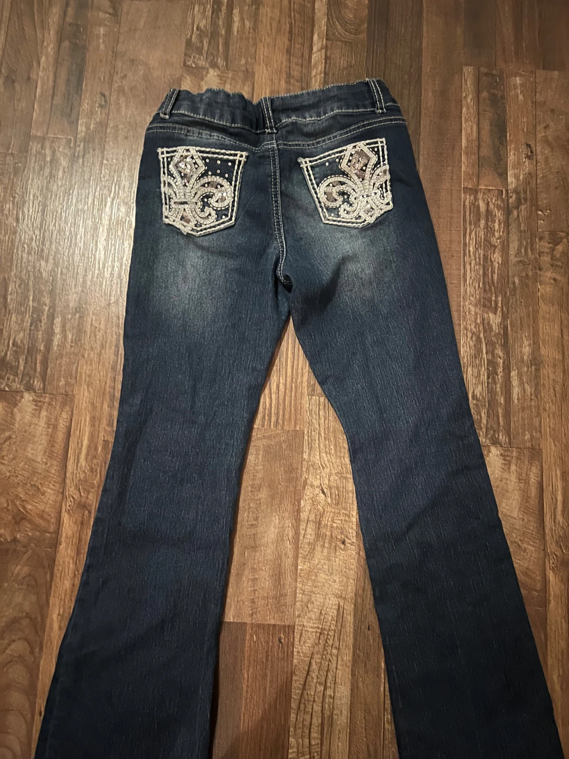 Mörkblå jeans med broderade fickor