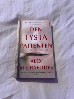 Den tysta patienten av Alex michaelides - Den tysta patienten av Alex michaelides boken är i bra skick små skador