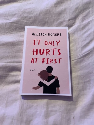 It Only Hurts At First av Allison rogers - It only hurts at first av Allison rogers denna boken är i jätte bra skick inga skador alls på den