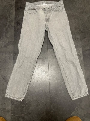 Vailent jeans  - Säljer mina gråa vailent jeans då de aldrig kommer till användning.Jeansen är i princip sprillans nya då de aldrig använts.Nypris var runt 700 om jag minns rätt✌🏼