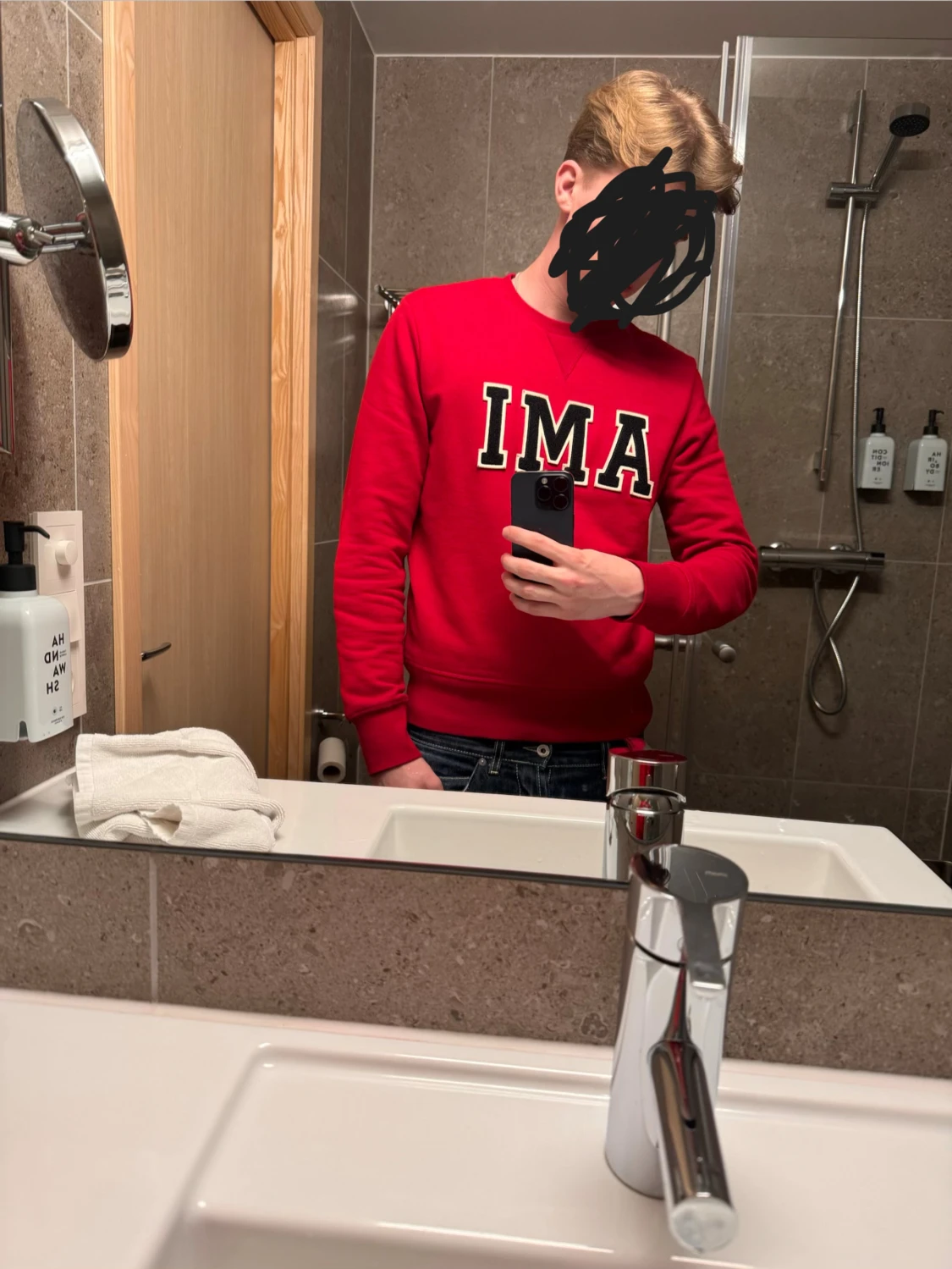 Röd sweatshirt från AMI  - 2