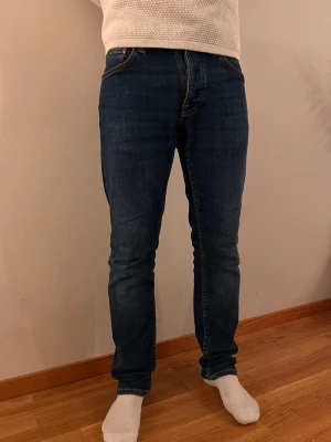 Nudie jeans grim Tim - Ett par jeans i modellen grim Tim från nudie i extremt bra skick, inte alls mycket använda så skicket är alltså som nytt! Storlek w30 l30.            Nypris: ca 1700kr.  Mitt pris: 629🤩🙌.         Priset är ej hugget i sten och går att diskuteras vid snabb affär! Hör av er vid frågor.