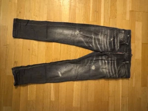 Dsquared 2 Jeans - Dsquared 2 jeans i väldigt bra skick! Endast testade och inga skavanker. Säljes då det ej är min stil.
