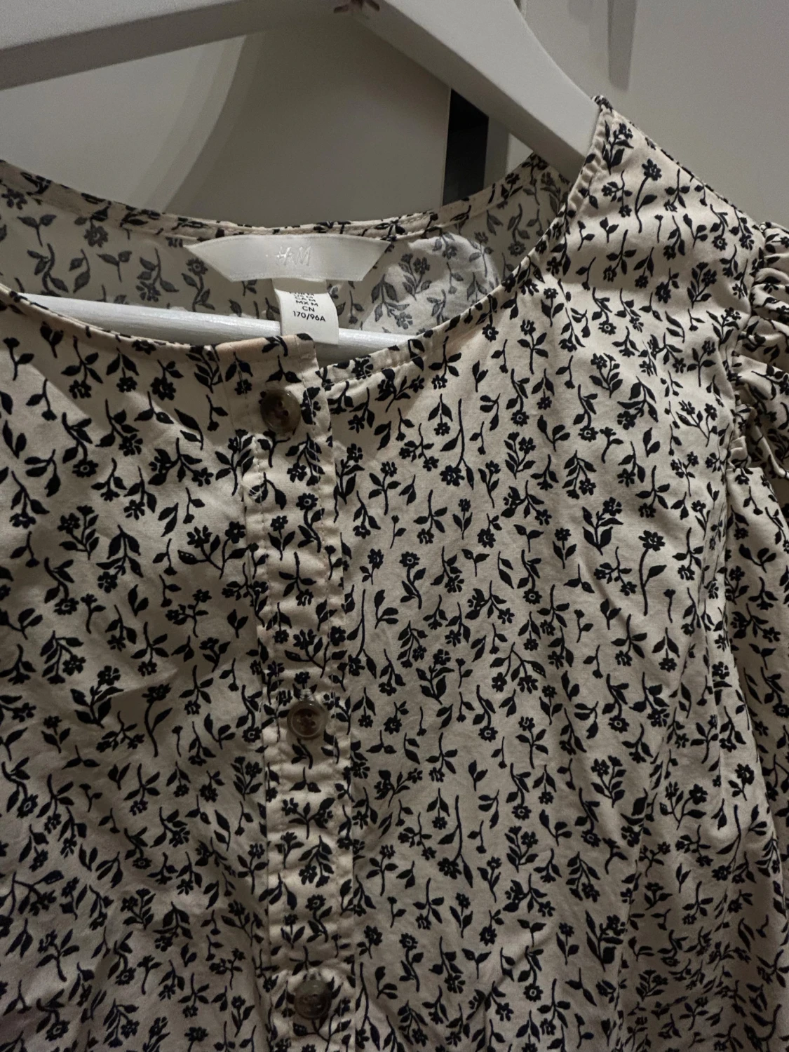 Blommig blus med puffärm från H&M - 1