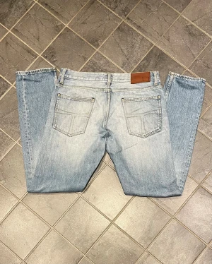 Tiger of sweden jeans - Tiger of sweden jeans i modellen rocky💯 | Skick: 8/10 (slitage vid höger ficka se bilder!)⭐️ | Storlek: 32/32📏| Pris: 199kr 💰Hör av er vid minsta fundering!☺️