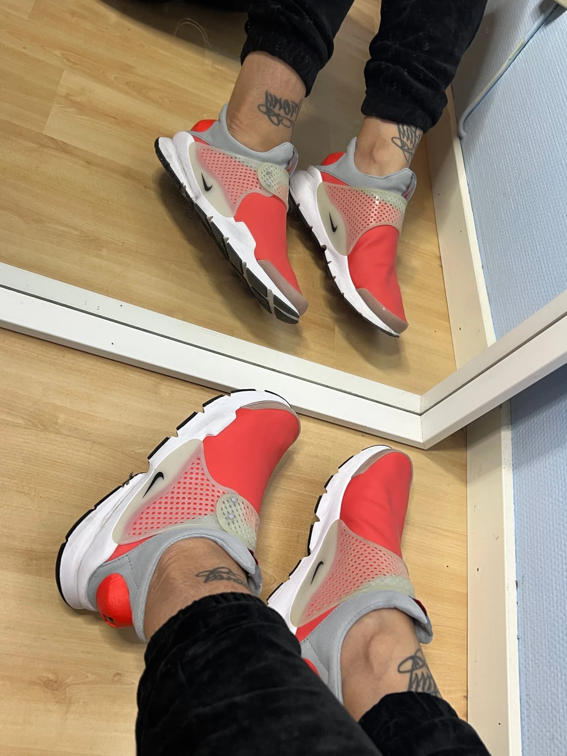 Nike Sock Dart röd och grå sneakers - 1