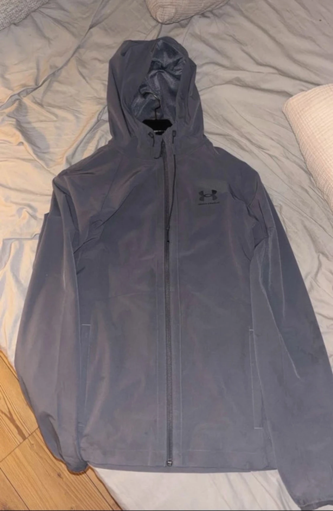 Grå vindjacka från