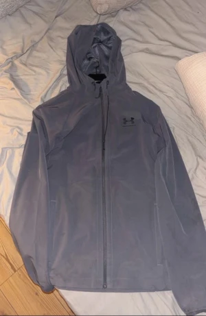 Grå vindjacka från - Säljer en grå vindjacka 