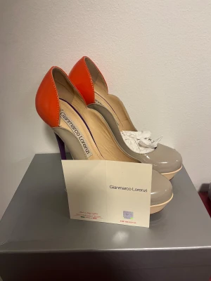 Gianmarco Lorenzi dam klackskor - ✨ Exklusiva Gianmarco Lorenzi klackskor – i mycket fint skick! ✨ Säljer ett par eleganta och lyxiga skor från Gianmarco Lorenzi, kända för sin italienska design och höga kvalitet. Skorna är i bra skick, väl omhändertagna och redo för en ny ägare. Ett perfekt val för dig som vill ha exklusiva designerklackar till ett riktigt bra pris.  📩 Skriv gärna om du har frågor eller vill se fler bilder! Nypris ligger på runt 4500 kr