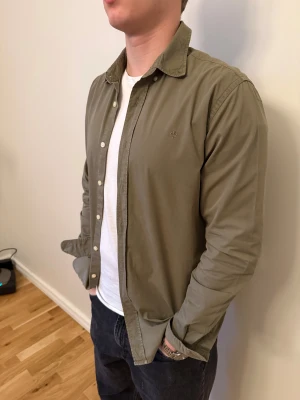 Grön Morris skjorta - En snygg Morris skjorta som passar till alla tillställningar! Du ska kunna uttrycka stil utan att det kostar för mycket!🕺🍾💼🤩  Storlek👔: M Nypris💰:  ca 1299 kr