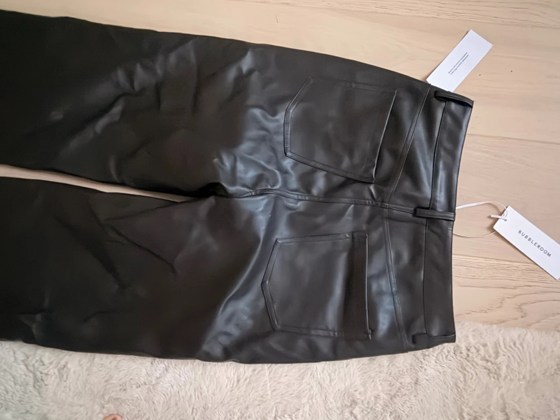 Svarta wide byxor i skinnimitation 36  - 1