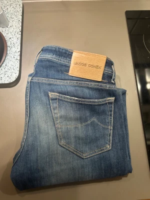 Jacob Cohen jeans  - Snygga blå jeans från Jacob Cohen, modell Style 622. Jeansen har slitningar vid knäna och en super snygg wash. Sittter som 32/32, skriv om ni undrar över något! 😎