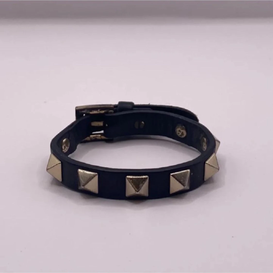 Svart valentino armband 