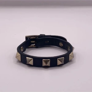 Svart valentino armband  - Ett svart valentino armband utan någon box eller nått liknande. Armbandet är i bra skick, tveka inte på att skriva vid frågor och funderingar!