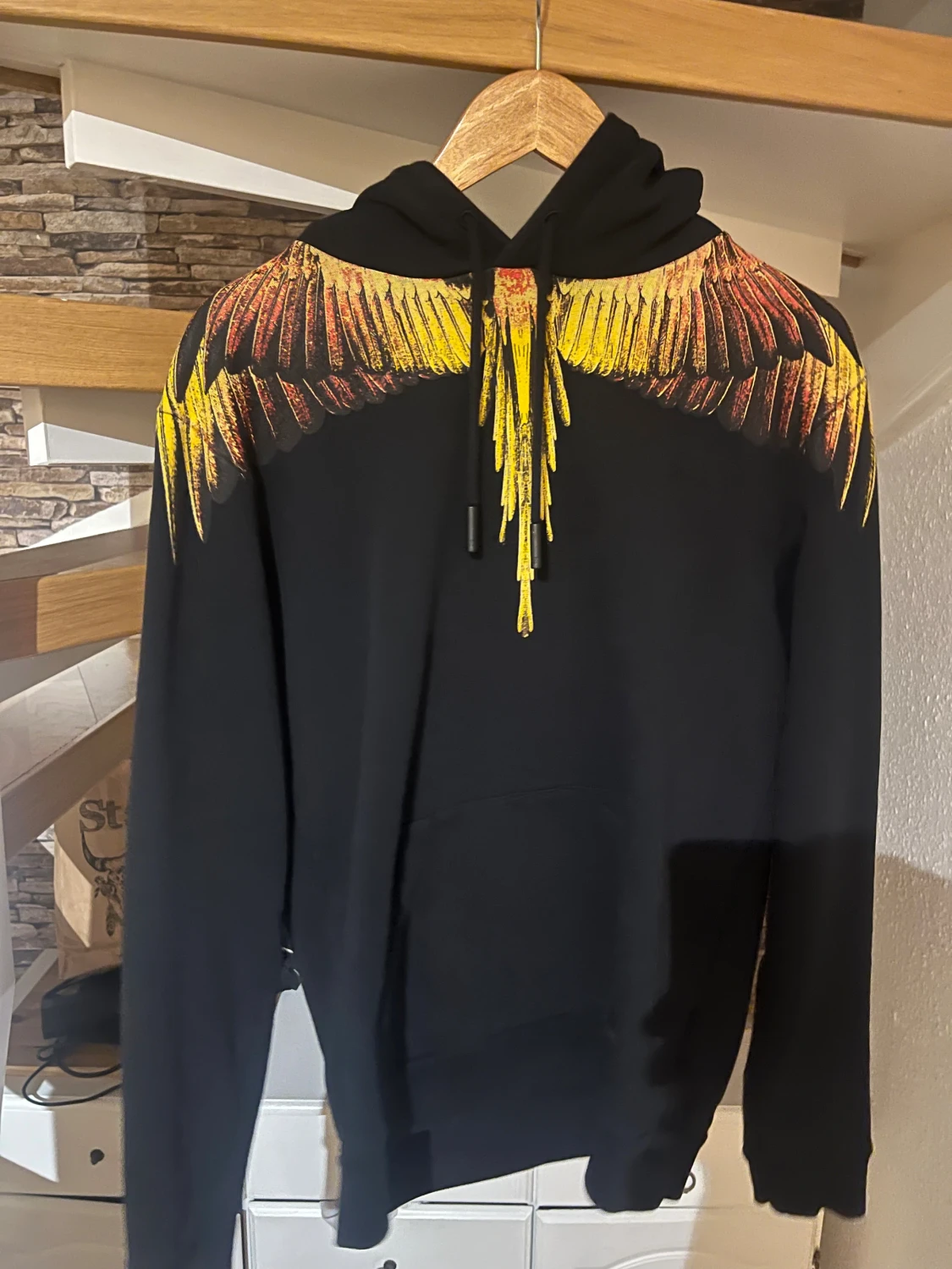 Svart hoodie med färgglada fjädrar - 1