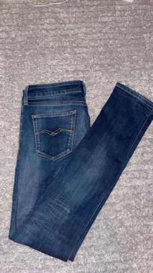 Mörkblåa slimfit replay jeans - Mörkblåa slimfit jeans från replay i modellen luz i den klassiska fem ficks desigen.skicka 9/10 skriv vid minsta fundering. Mvh montaña closet