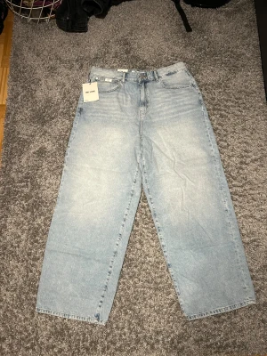 Only & Sons jeans - Schysta Only & Sons jeans i utmärkt kvalitet. Jeansen är väldigt loose i passformen och har en snygg ljusblå färg.