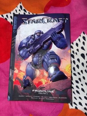 StarCraft Frontline Volym 1 - En actionfylld manga inspirerad av det legendariska StarCraft-spelet! Perfekt för dig som gillar sci-fi, episka strider och coola karaktärer i futuristiska rustningar. Färgstarka illustrationer och spännande berättelser väntar!