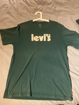 Levis t shirt - Säljer en fin Levis tröja i mörkgrön, använd ett par gånger men inget tecken på slitage eller trasig.