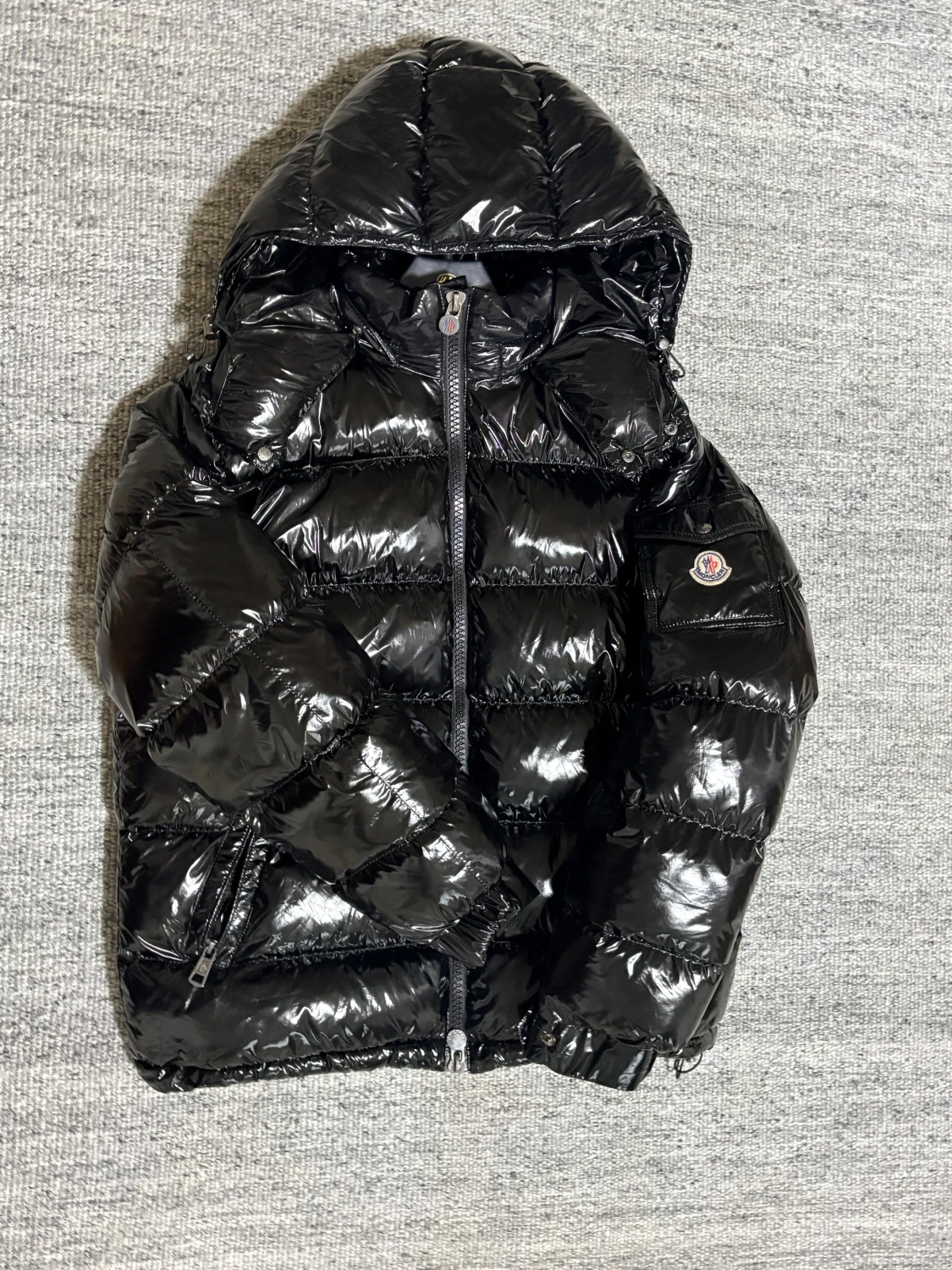 Svart Moncler pufferjacka med huva