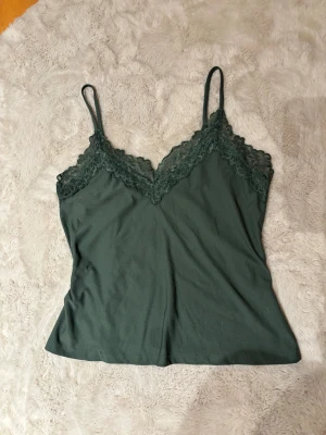 Veromoda linne - Grönt linne med spets i storlek s