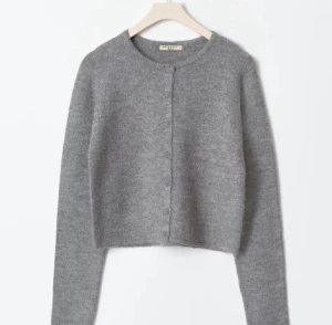 Grå kofta från Gina Tricot - Super fin stickad kofta, som ny. Säljer pga att jag har två! Kan gå ner i pris vid snabb affär! Nypris: 400kr mitt pris 130kr❤️