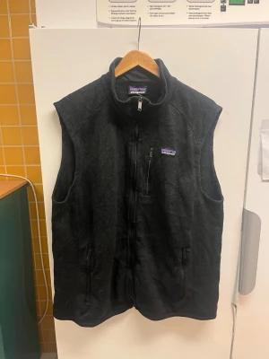 Patagonia Fleeceväst - Hej! Säljer nu denna väldigt snygga Patagonia Västen.  Storlek XL  Färg: Svart Skick: Använd men i fint skick.   Skickas spårbart eller hämtas upp efter överenskommelse. Vid intresse – hör gärna av dig.  Skriv vid frågor eller ifall du vill ha fler bilder:)