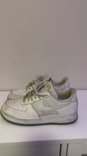 Nike Air Force 1 vita sneakers - Skon är använd några gånger men är fortfarande i mycket bra skick. Skorna tvättas innan de skickas.