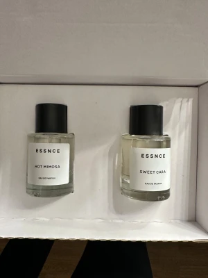 Essnce parfymer - Kan säljas separat eller tsm. En för 350kr och två för 700kr🥰 Dofteran Hot Mimosa och Sweet Cara. Sweet Cara påminner om sol de jainero 62 och Hot Mimosa är en väldigt underskattad doft som luktade helt otroligt! Oanvända helt sprillans nya. 
