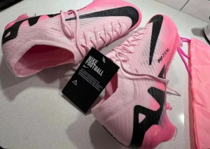 Nike Zoom Vapor 15 Elite FG rosa helt nya - Nike Zoom Vapor 15 Elite FG fotbollsskor i en snygg ljusrosa färg med svarta detaljer och logga. Skorna har snörning. Helt nya aldrig använda!