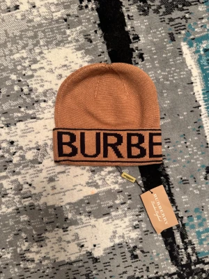 Burberry mössa - Brun/beige stilig Burberry mössa perfekt för den kommande vintersäsongen skriv ifall du undrar något 
