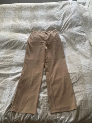 Beiga wide kostymbyxor - Snygga beiga kostymbyxor med wide fit och rak siluett.