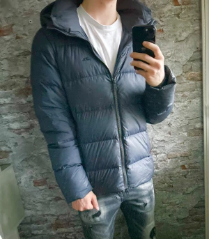 J.lindeberg jacka - Bra skick,  lite smutsug bara. Storlek L  passar dig som är mellan 185-195ungefär. Nypris ca 5000kr. Modellen är 185 cm, 79 kg. Självklart äkta - Kolla bara recensionerna! Passar bra nu till vintern. Skriv för mer information!🤝