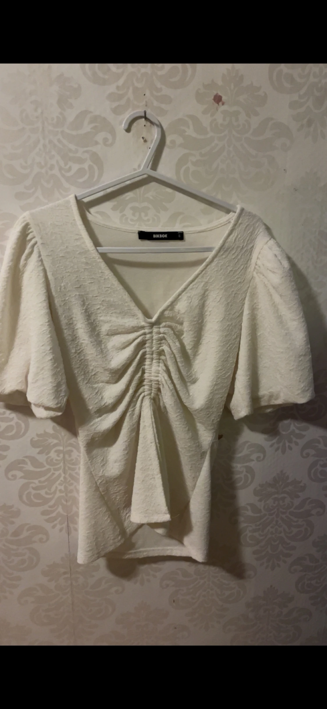 Vit omlottopp med puffärm från Bik Bok