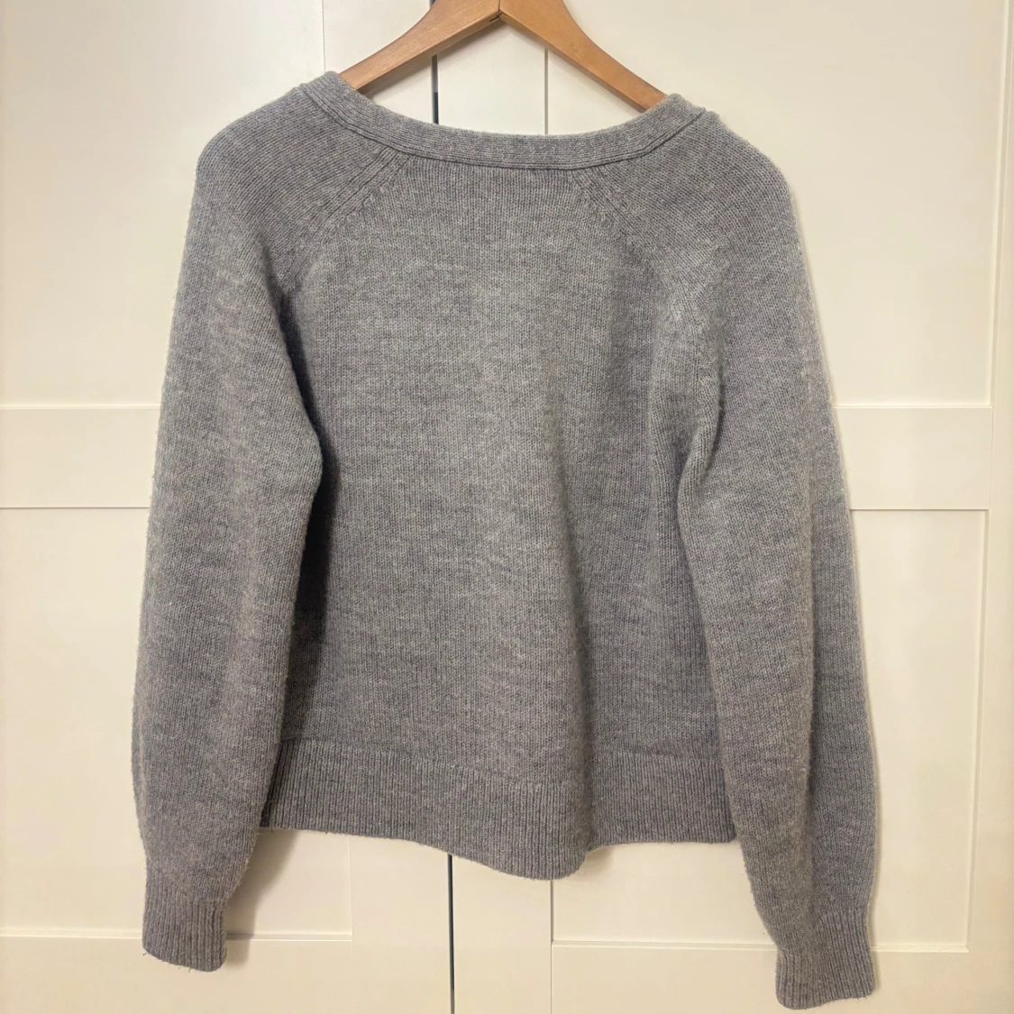 Stickad kofta med knappar och fickor - 2