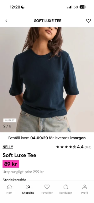 Mörkblå Soft Luxe Tee från Nelly - Mörkblå t-shirt från Nelly med klassisk rund hals och korta ärmar. Modellen är enkel och stilren med en mjuk känsla, perfekt till jeans eller shorts. Materialet ser ut att vara bomull eller syntet och passformen är normal.