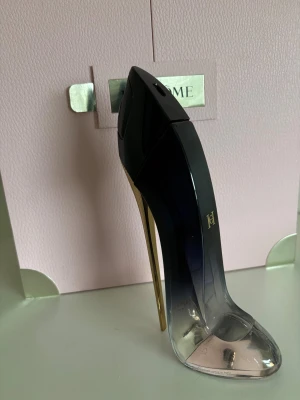Carolina Herrera  - En ikonisk parfym ifrån Carolina Herrera . Parfymen är 80 ml men det är 45 ml kvar i flaskan,se bilden med det silvriga bandet.