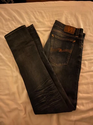 Nudie jeans - Ett par fräscha blåa Nudie jeans i model long john. Riktigt snygg tvätt på dom, W32 L34. Inga skavanker eller liknande. Om du har några frågor så är det bara att skriva!😊