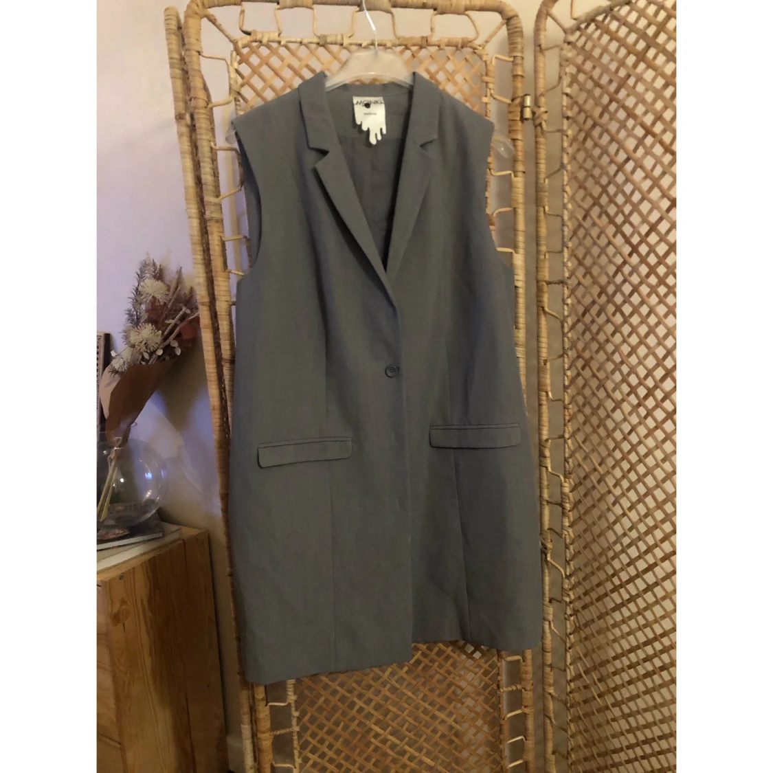 Grå väst-kavaj från Monki