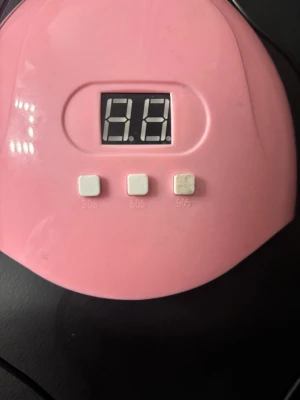 Nagel lampa  - Hej! Jag säljer min nagel lampa för den tar lite plat på sminkbordet så om ni vill köpa så måste ni vara seriösa köpare inte skoja 