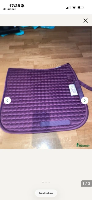 Dressyr schabrak  - Dressyr schabrak för ponny i lila färg. utrustad med fästen för att fästa vid sadeln. Passar ponnystorlek. Köpte för 349kr säljer för ca 280kr. Aldrig använd. Köpte fel storlek. PRIS KAN DISKUTERAS