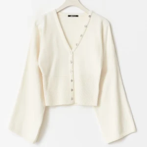 Stickad tröja Gina Tricot  - Säljer denna superfina tröjan från Gina. Storlek XS men passar även S. Helt slutsåld på hemsidan. Ny utan prislapp. Det går bra att använda köp nu💕