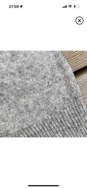 Grå stickad tröja Emilio Denim - En enkel och snygg grå stickad tröja från Emilio Denim i storlek S. Tröjan har rund halsringning, ribbade muddar och är långärmad. Perfekt för dig som gillar stilrena och bekväma plagg med en chill vibe.