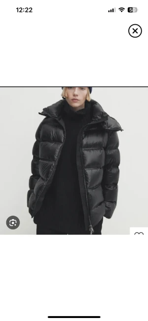 Massimo dutti vinter jacka  - INTRESSEKOLL!!!  HÖGSTA BUDET JUST NU ÄR 2800!!! Funderar på och sälja min jättefina Massimo dutti jacka. Bara änvänt en vinter så super fint skick. Storlek XS men stor i storleken så skulle säga mer en S 