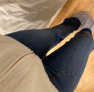 Mörkblå bootcut jeans - Säljer ett par mörkblå bootcut jeans med coola framfickor😍