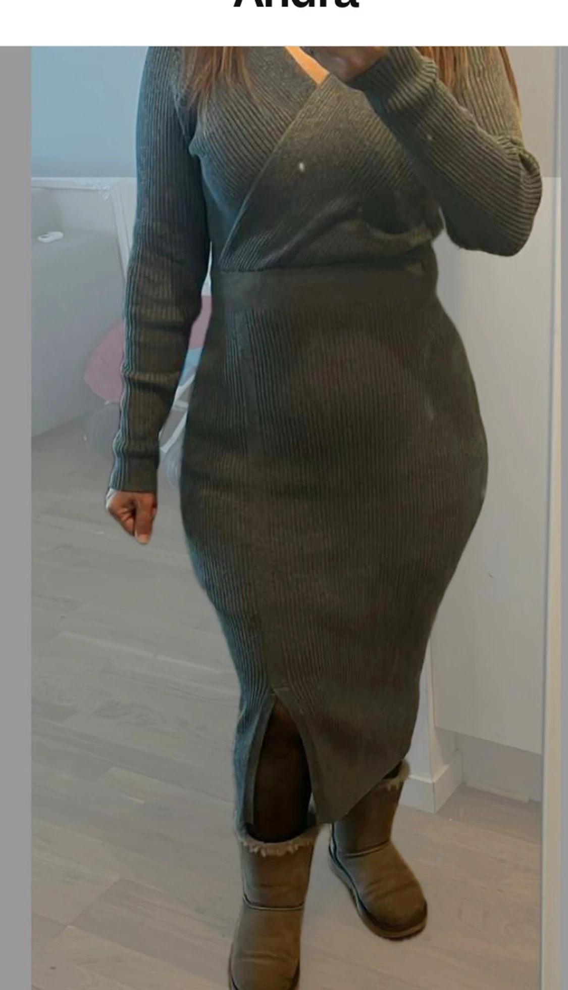 Grå ribbad omlottklänning