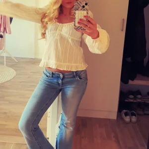 Vit blus med volang och knappar - Supersöt vit blus 💖💖