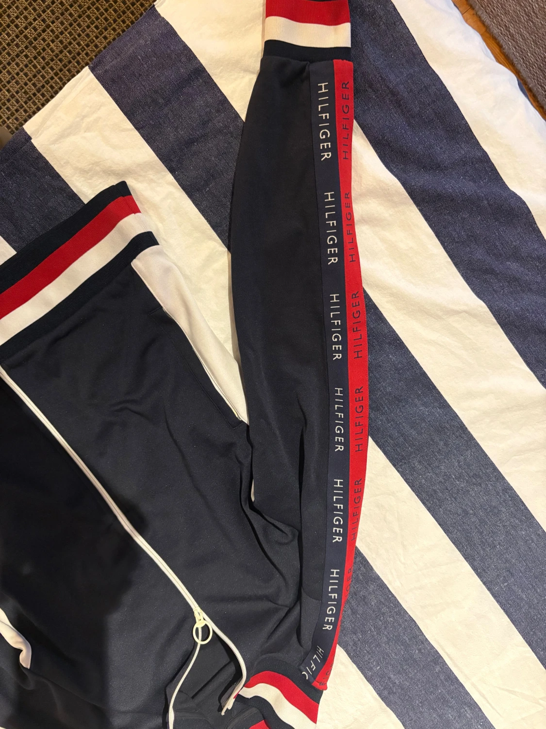 Blå vindjacka Tommy Hilfiger - 1